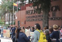 Un centenar de trabajadores se concentran por los derechos del personal interino y la calidad de los servicios públicos