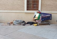 Servicios sociales colapsados. El Ayuntamiento de Murcia deja a 900 personas sin hogar en las calles.