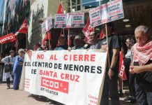 Sindicatos, vecinos y organizaciones sociales se concentran frente a la Consejería en Murcia para exigir que no se cierre el centro de menores de Santa Cruz