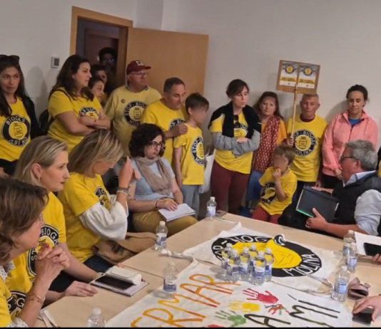“¡No queremos vivir sobre una bomba!”: Vecinas y vecinos de Molina rompen el diálogo con la empresa del biogás tras una tensa reunión