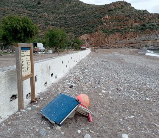 ‘TAIGA Costa Cálida’ levanta muros en plena servidumbre de paso en la playa de Cala Morena