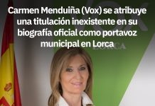 Carmen Menduiña (Vox) se atribuye una titulación inexistente en su biografía oficial como portavoz municipal en Lorca