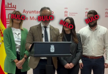 “Por cada euro que recibe un murciano en ayudas, un extranjero no recibe cinco”: los datos desmontan el bulo de VOX El concejal de ultraderecha, José Mariano Orenes Bastida, junto a otros miembros de Vox en en el Ayuntamiento de Murcia, durante la celebración de una Rueda de Prensa