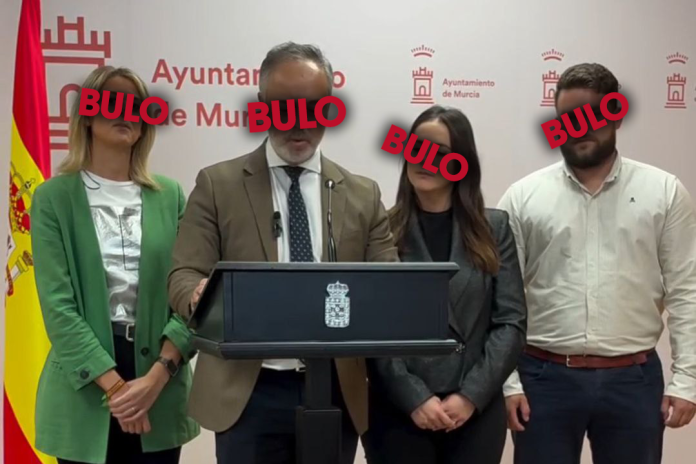 El concejal de ultraderecha, José Mariano Orenes Bastida, junto a otros miembros de Vox en en el Ayuntamiento de Murcia, durante la celebración de una Rueda de Prensa