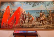 Dos activistas de Futuro Vegetal arrojan pintura roja sobre un cuadro de Cristóbal Colón en el Museo Naval de Madrid: “Nada que celebrar el 12 de octubre”