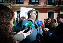 La PAH y el Sindicato de Vivienda llaman a parar el desahucio de Santi, pensionista de Alcantarilla El cura antidesahucios, Joaquín Sánchez, realizando un llamamiento a paralizar un desahucio