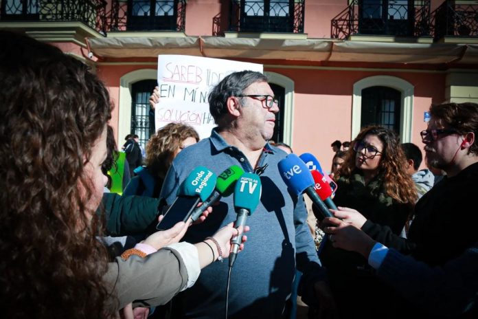 El cura antidesahucios, Joaquín Sánchez, realizando un llamamiento a paralizar un desahucio El cura antidesahucios, Joaquín Sánchez, realizando un llamamiento a paralizar un desahucio