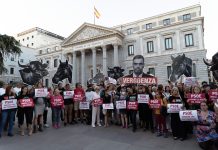 El PSOE se alinea con la ultraderecha y deja caer la ILP con más firmas de la última década