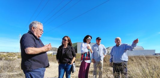 El diputado de IU, Jose Luis Álvarez-Castellanos, junto a la coordinadora regional, Penélope Luna, y representantes de la Asamblea municipal de la formación de izquierdas y de la Plataforma de Vecinos afectada por los suelos contaminados de Cartagena, esta mañana en Torreciega | Foto: Dominic D. Skerrett