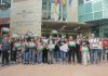 Trabajadores de la Administración Pública se concentran frente a la Consejería de Política Social en Murcia | Foto: Dominic D. Skerrett