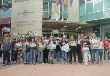 Las federaciones de Administración Pública de UGT y CCOO exigen el fin del genocidio en Gaza y medidas concretas de apoyo al pueblo palestino Trabajadores de la Administración Pública se concentran frente a la Consejería de Política Social en Murcia | Foto: Dominic D. Skerrett