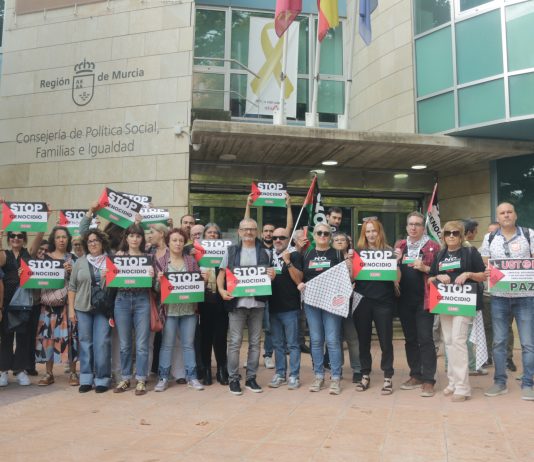 Las federaciones de Administración Pública de UGT y CCOO exigen el fin del genocidio en Gaza y medidas concretas de apoyo al pueblo palestino Trabajadores de la Administración Pública se concentran frente a la Consejería de Política Social en Murcia | Foto: Dominic D. Skerrett