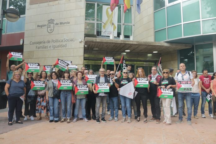 Trabajadores de la Administración Pública se concentran frente a la Consejería de Política Social en Murcia | Foto: Dominic D. Skerrett