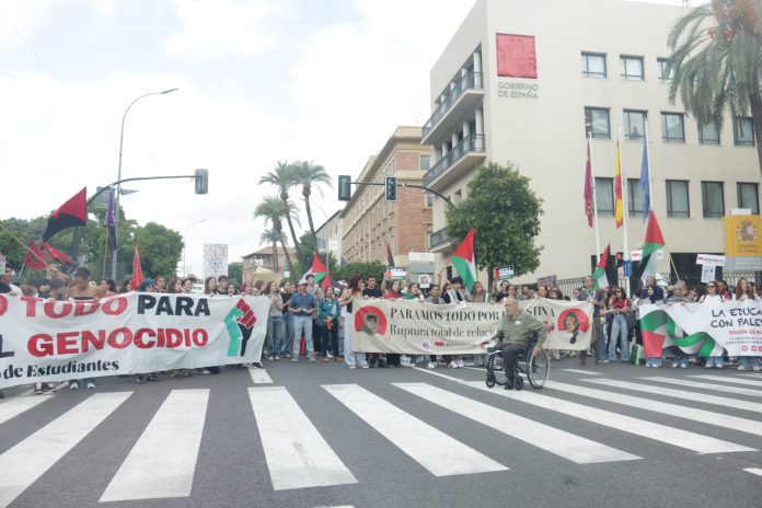 Manifestantes pro-palestinos cortando la calle frente a Delegación de Gobierno | Foto: Dominic D. Skerrett Manifestantes pro-palestinos cortando la calle frente a Delegación de Gobierno | Foto: Dominic D. Skerrett