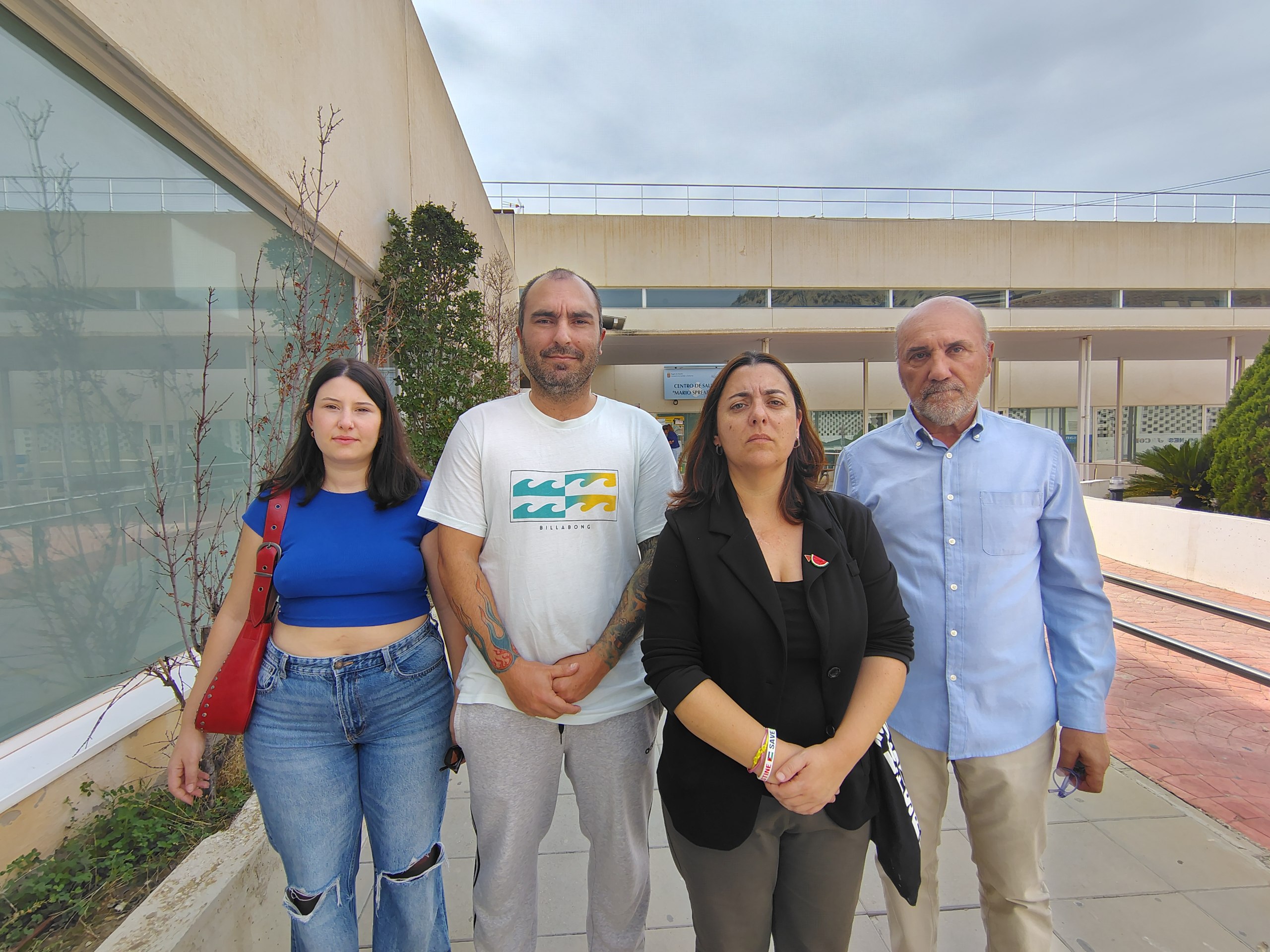 “Salud mental sin recursos es propaganda”: IU-Verdes denuncia en Archena el abandono del Gobierno regional De izq. a Der.: Laura Carrillo (Resp. Red de Jóvenes IUVRM), Jonathan Yuste (Resp. Red de Salud IUVRM), Penélope Luna (Coordinadora Regional IUVRM), Jose Luis Álvarez-Castellanos (Diputado IUVRM) | Foto: Dominic D. Skerrett