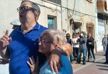 La solidaridad vecinal detiene el desahucio de una pensionista en Alcantarilla Santi, con el cura antidesahucios Joaquín Sánchez. Foto: Dominic D. Skerrett