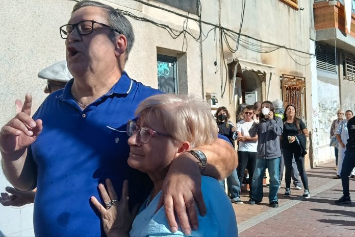 Santi, con el cura antidesahucios Joaquín Sánchez. Foto: Dominic D. Skerrett