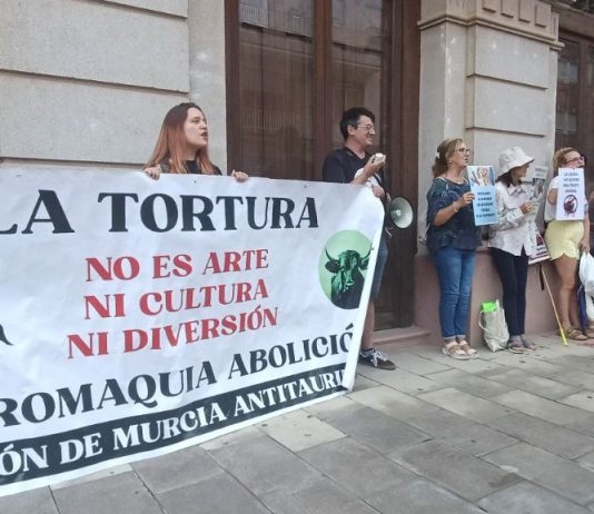 Decenas de activistas se concentran frente al Ayuntamiento de La Unión contra la corrida de toros financiada por el alcalde Joaquín Zapata (PP)