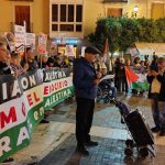 78 Años de Partición y Despojo del pueblo palestino: Murcia impugna el origen colonial del genocidio y clama por la ruptura total con el nazisionismo El reconocido ambientalista, escritor y periodista, Pedro Costa Morata, haciendo lectura de parte del manifiesto | Abdelaziz Bouahafsi - La Protesta Diario