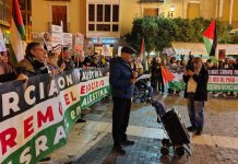 78 Años de Partición y Despojo del pueblo palestino: Murcia impugna el origen colonial del genocidio y clama por la ruptura total con el nazisionismo El reconocido ambientalista, escritor y periodista, Pedro Costa Morata, haciendo lectura de parte del manifiesto | Abdelaziz Bouahafsi - La Protesta Diario