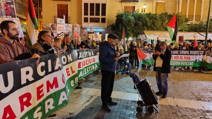 El reconocido ambientalista, escritor y periodista, Pedro Costa Morata, haciendo lectura de parte del manifiesto | Abdelaziz Bouahafsi - La Protesta Diario El reconocido ambientalista, escritor y periodista, Pedro Costa Morata, haciendo lectura de parte del manifiesto | Abdelaziz Bouahafsi - La Protesta Diario