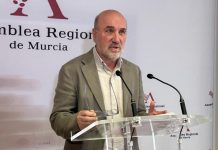 IU exige a López Miras recuperar los 20 millones regalados a los ricos para climatizar colegios y rescatar los museos del abandono El diputado de IU-Verdes, Jose Luis Álvarez-Castellanos, en la Rueda de Prensa posterior a la Comisión de Educación y Cultura, esta mañana en la Asamblea Regional