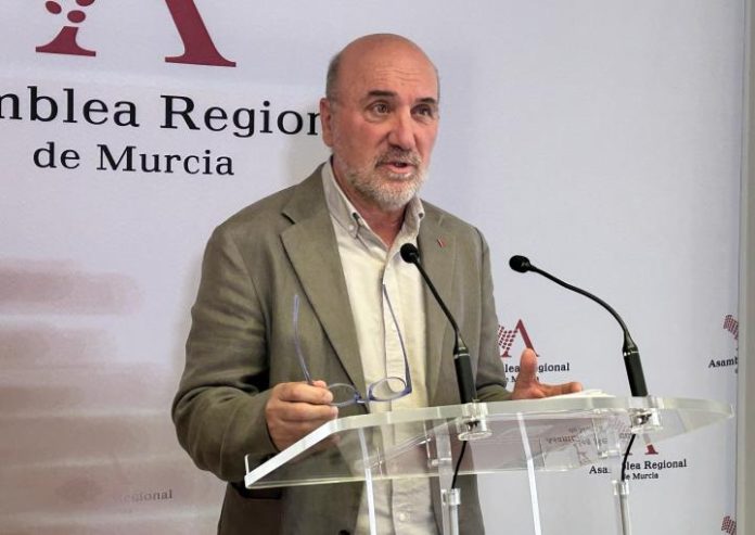 IU exige a López Miras recuperar los 20 millones regalados a los ricos para climatizar colegios y rescatar los museos del abandono El diputado de IU-Verdes, Jose Luis Álvarez-Castellanos, en la Rueda de Prensa posterior a la Comisión de Educación y Cultura, esta mañana en la Asamblea Regional