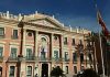 Denuncian retrasos injustificables en la ejecución de las Ofertas de Empleo en el Ayuntamiento de Murcia Casa consistorial de Murcia | Wikipedia