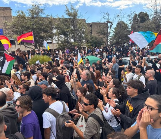 Antifascistas responden a acto ilegal de Vito Quiles en la Universidad de La Laguna Concentración antifascista en la ULL | Foto: @ACEull