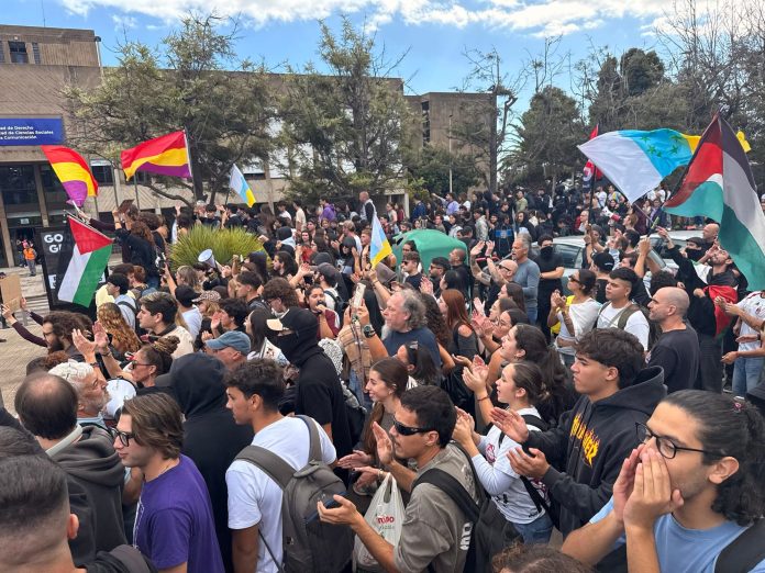 Concentración antifascista en la ULL | Foto: @ACEull Concentración antifascista en la ULL | Foto: @ACEull
