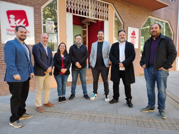 El Ex-Eurodiputado de IU, Manu Pineda, junto a la coordinadora regional de IUVRM, Penélope Luna, miembros de la dirección autonómica de la formación y el diputado regional, Jose Luis Álvarez-Castellanos, tras las reunión con miembros del Comité de Huelga de Amazon RMU1 | Dominic D. Skerrett El Ex-Eurodiputado de IU, Manu Pineda, junto a la coordinadora regional de IUVRM, Penélope Luna, miembros de la dirección autonómica de la formación y el diputado regional, Jose Luis Álvarez-Castellanos, tras las reunión con miembros del Comité de Huelga de Amazon RMU1 | Dominic D. Skerrett
