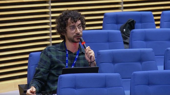 Imagen de archivo de Gabriele Nunziati, periodista italiano despedido por hacer una pregunta en la Comisión Europea. Foto: vía @bbbb1_2_ (X) Imagen de archivo de Gabriele Nunziati, periodista italiano despedido por hacer una pregunta en la Comisión Europea. Foto: vía @bbbb1_2_ (X)