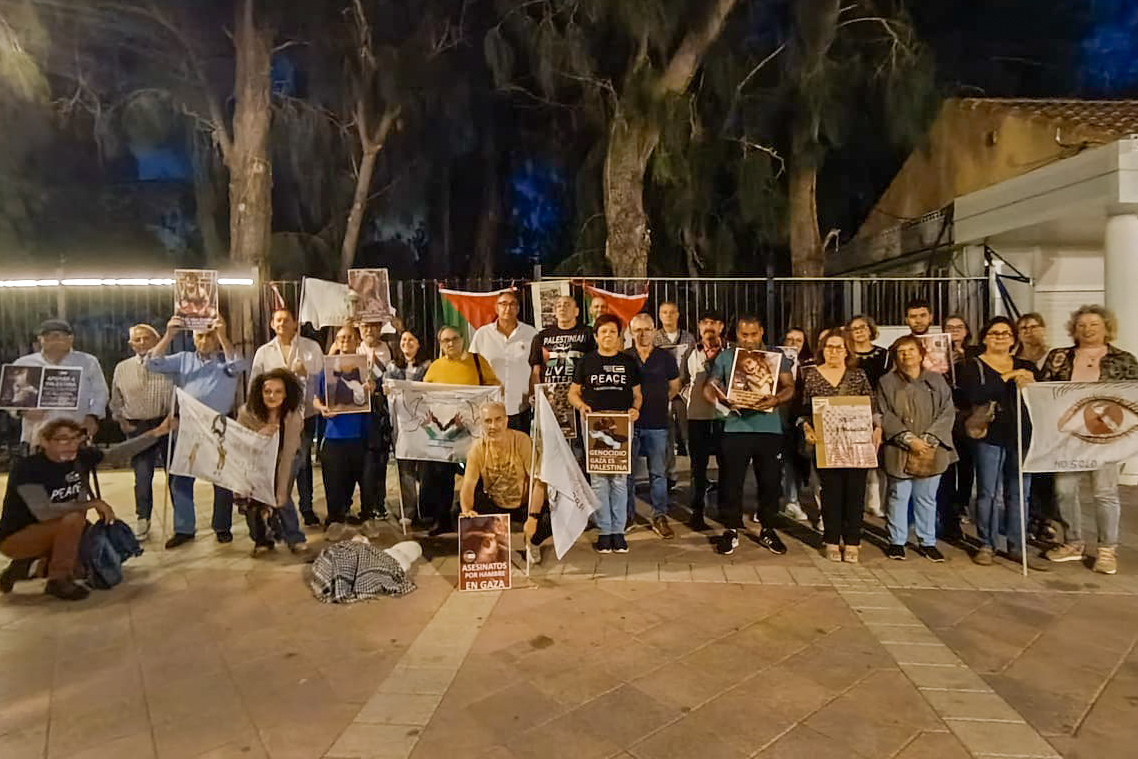 Vecinas y vecinos de todas las edades apoyando el pueblo palestino en la Plaza 1º de Mayo de Archena | Foto: IU-Verdes Archena