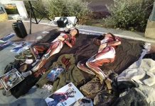 Activistas animalistas denuncian en Alicante la crueldad de la industria peletera y exigen el cierre definitivo de las granjas de pieles en España Activistas animalistas realizan una performance contra la industra peletera frente a El Corte Inglés de Alicante | Foto: Jesús Martínez