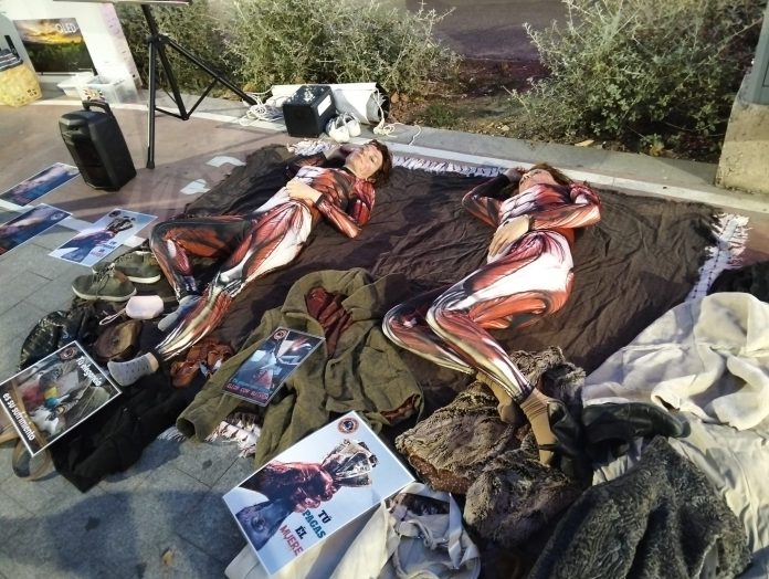 Activistas animalistas realizan una performance contra la industra peletera frente a El Corte Inglés de Alicante | Foto: Jesús Martínez