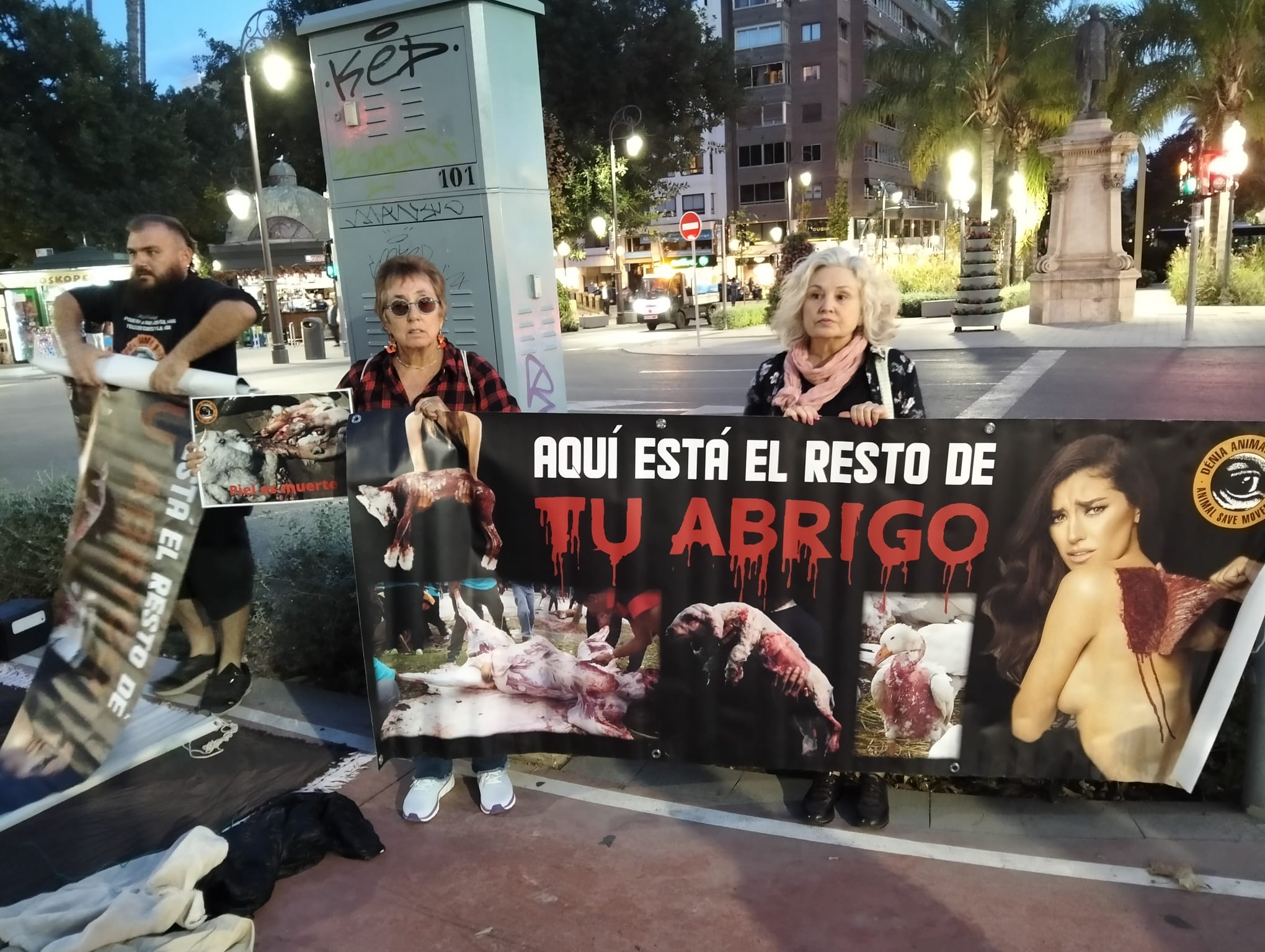 Un grupo de activistas portaban carteles y pancartas durante la performance | Foto: Jesús Martínez