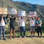 La lucha por el acceso público a Cala Morena ante la ocupación ilegal del dominio público marítimo-terrestre por el Camping El Portús llega al congreso de la mano de IU El diputado regional de IU-Verdes, Jose Luis Álvarez-Castellanos, junto a miembros de la Asociación Cala Morena | Dominic D. Skerrett
