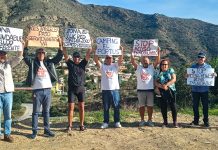 La lucha por el acceso público a Cala Morena ante la ocupación ilegal del dominio público marítimo-terrestre por el Camping El Portús llega al congreso de la mano de IU El diputado regional de IU-Verdes, Jose Luis Álvarez-Castellanos, junto a miembros de la Asociación Cala Morena | Dominic D. Skerrett