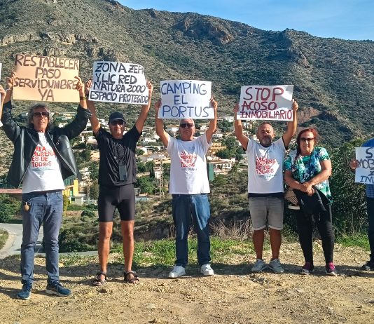La lucha por el acceso público a Cala Morena ante la ocupación ilegal del dominio público marítimo-terrestre por el Camping El Portús llega al congreso de la mano de IU El diputado regional de IU-Verdes, Jose Luis Álvarez-Castellanos, junto a miembros de la Asociación Cala Morena | Dominic D. Skerrett
