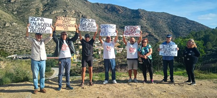 El diputado regional de IU-Verdes, Jose Luis Álvarez-Castellanos, junto a miembros de la Asociación Cala Morena | Dominic D. Skerrett
