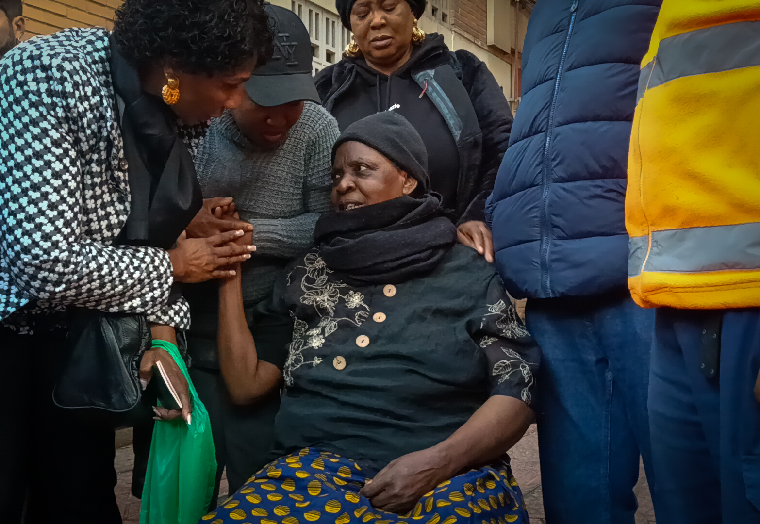  aryam Lamidi recibiendo la noticia del aplazamiento de la mano de la Asociación de Nigerianos y Nigerianas | Dominic D. Skerrett