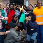 Paralizado el desahucio de Maryam Lamidi, una vecina nigeriana de 63 años en situación de extrema vulnerabilidad en Murcia Vecinas y activistas celebran junto a Maryan tras lograr el aplazamiento temporal | Dominic D. Skerrett