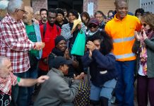 Paralizado el desahucio de Maryam Lamidi, una vecina nigeriana de 63 años en situación de extrema vulnerabilidad en Murcia Vecinas y activistas celebran junto a Maryan tras lograr el aplazamiento temporal | Dominic D. Skerrett