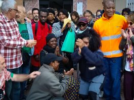 Paralizado el desahucio de Maryam Lamidi, una vecina nigeriana de 63 años en situación de extrema vulnerabilidad en Murcia Vecinas y activistas celebran junto a Maryan tras lograr el aplazamiento temporal | Dominic D. Skerrett