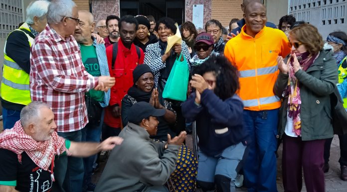 Vecinas y activistas celebran junto a Maryan tras lograr el aplazamiento temporal | Dominic D. Skerrett