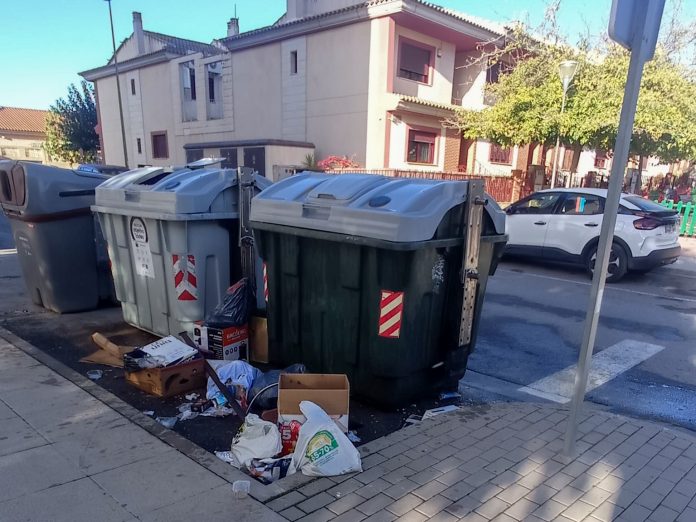 Contenedores de basura en mal estado en la pedanía lorquina de La Hoya | IU-Verdes