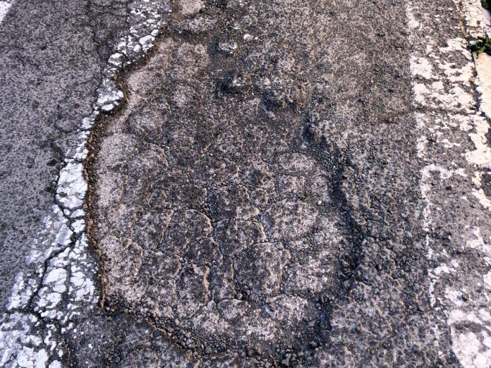 Socavón documentado por la Asociación de Consumidores y Usuarios en Red, CONSUMUR