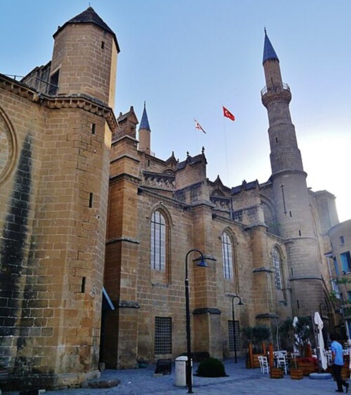 Lefkoşa_Selimiye-Moschee_(Sophienkathedrale)_Nordseite_4 (2) Mezquita Selimiye (antigua catedral de Santa Sofía)