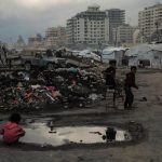El Lema y la Soflama de la Protesta se transforma en Melodía que llega hasta la Fría Gaza ©Unicef Un grupo de niños y niñas juega entre los escombros en Gaza.