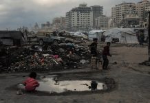 El Lema y la Soflama de la Protesta se transforma en Melodía que llega hasta la Fría Gaza ©Unicef Un grupo de niños y niñas juega entre los escombros en Gaza.